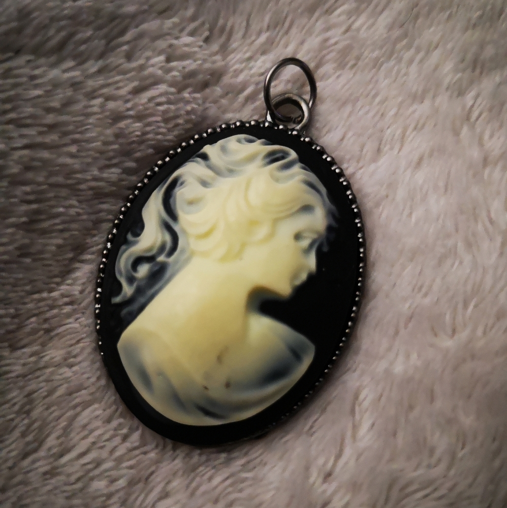 Cameo pendant
